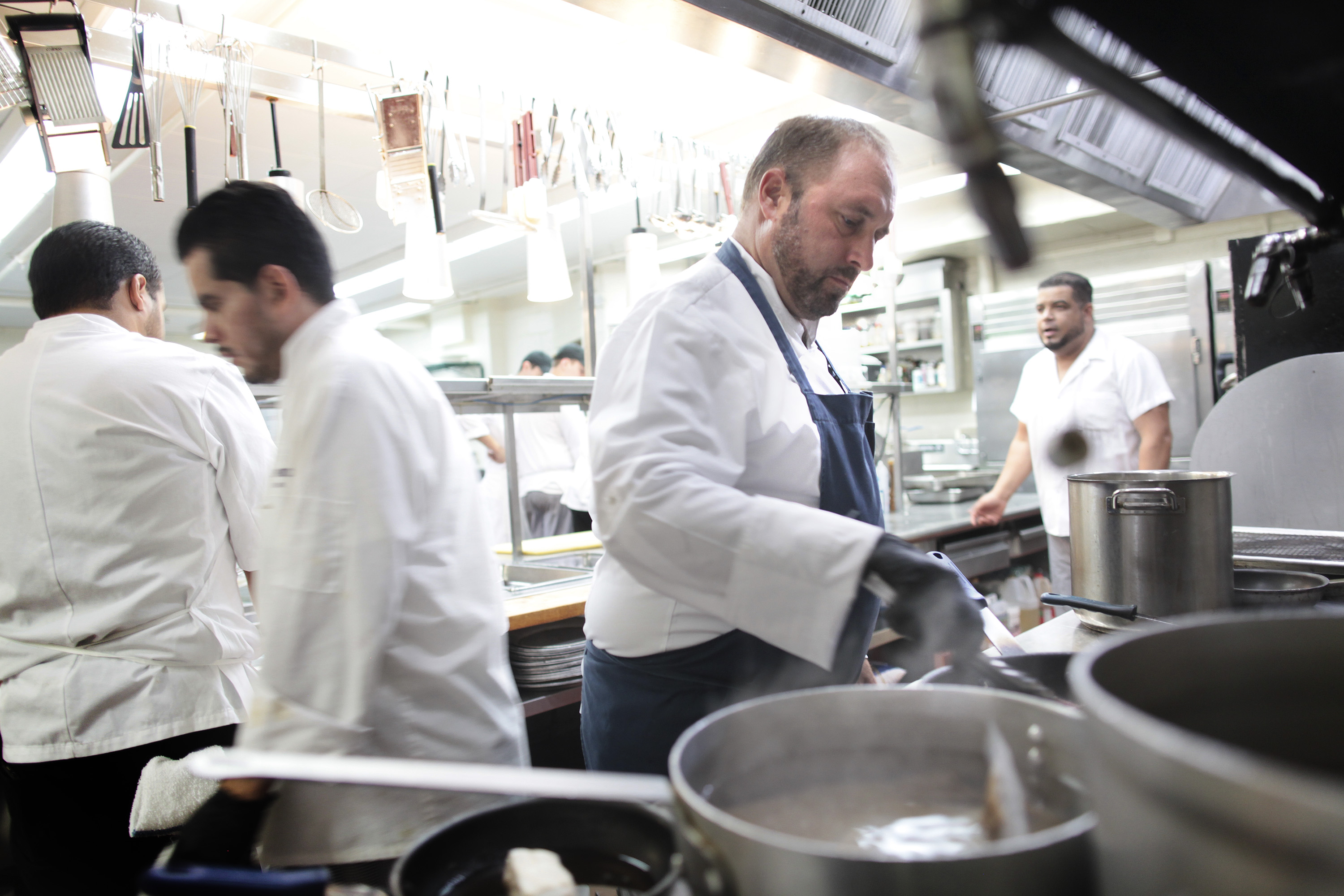 picture of chef Zach Bell of Addison Reserve Country Club prepping food