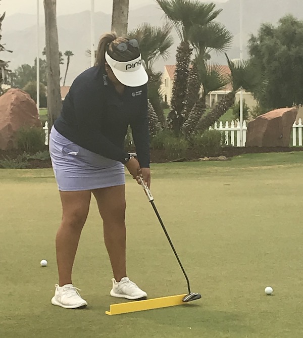 picture of Lizette Salas practicing her putting stroke with the putting arc trainer