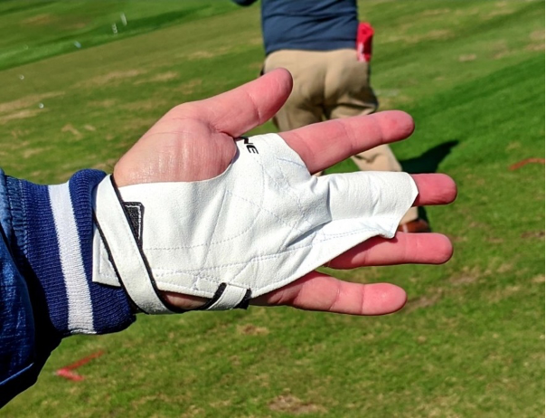 picture of a golfer wearing a one finger golf glove